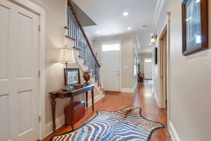 BEAUTIFUL MID CITY HOME, 1 BLOCK TO STREET CAR gallery image 2