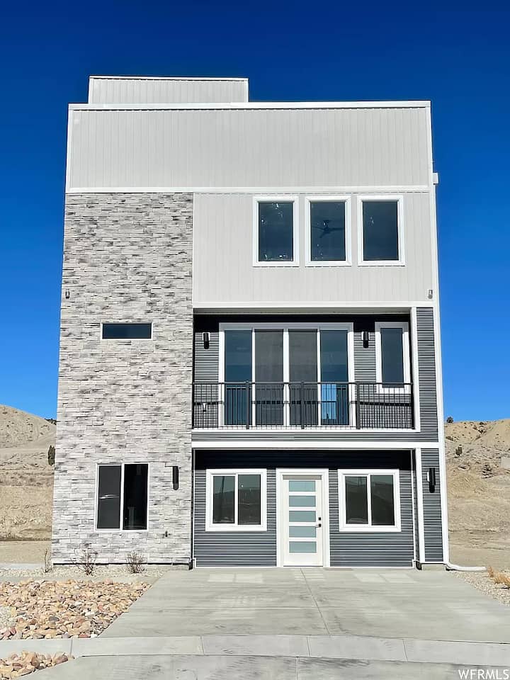 Modern 3Story House w/ Rooftop Houses for Rent in Price, Utah