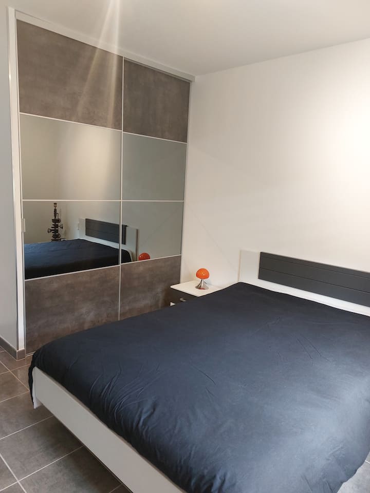 غرفة توني: مكيف هواء ، 140 سريرًا ، وسادتان ، لحاف ، طاولتان بجانب السرير ، مصباح بجانب السرير ، تلفزيون ، مكتب وكرسي 