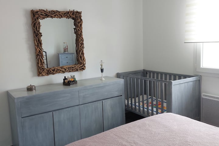 غرفة ماري: مكيف هواء ، سرير 160، طاولة بجانب السرير ، سرير أطفال ، خزانة ملابس ، خزانة ملابس ، ومروحة سقف. 