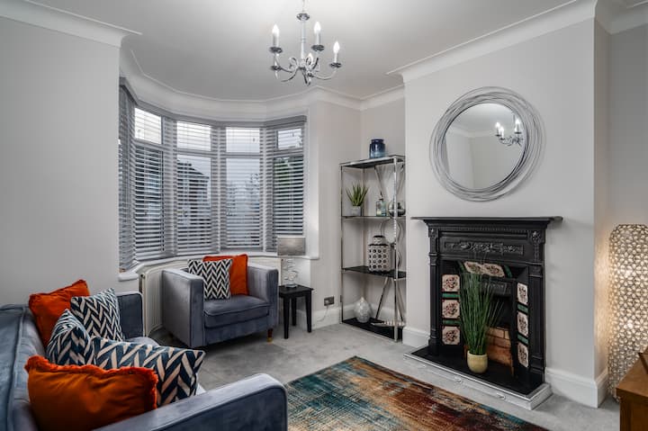 Contemporary 3-bedroomed Fully Serviced House - Cleethorpes