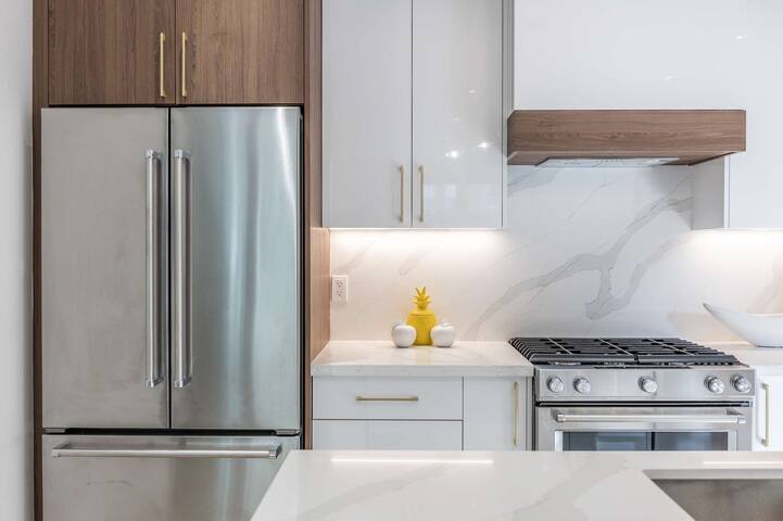 Spacious 3 Bedrooms 3 Baths House Downtown+Parking gallery image 2