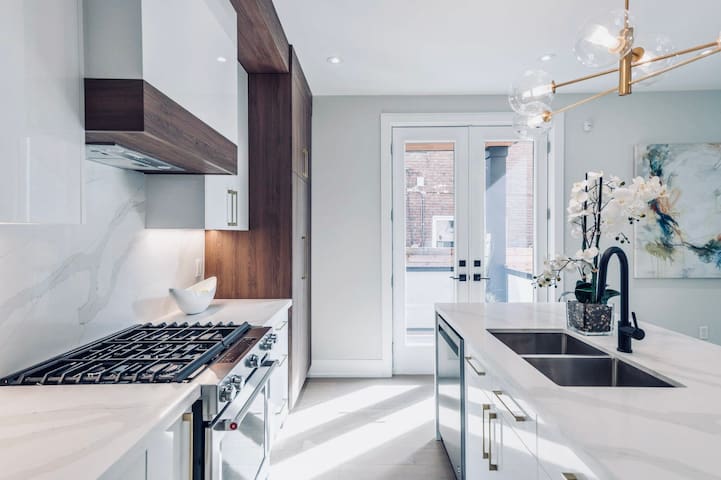 Spacious 3 Bedrooms 3 Baths House Downtown+Parking