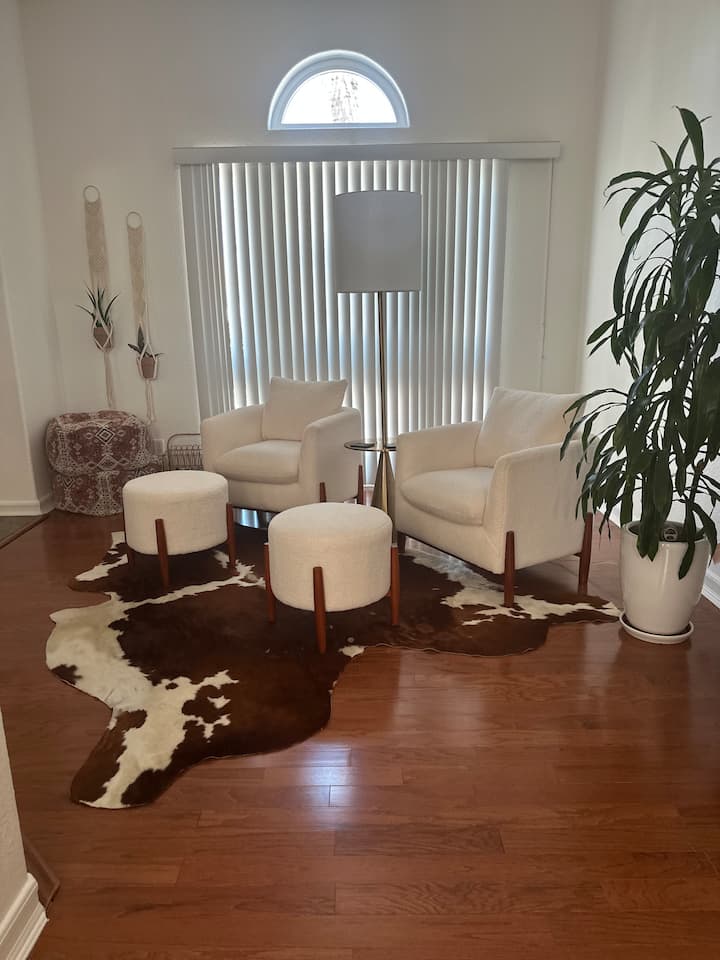 Esta habitación fue creada para relajarse frente a la chimenea. 