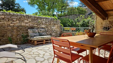 Collias Bord du Gardon, terrace, spa, parking