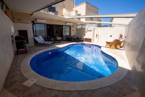 Victoria Heated Pool & Pool Area 4 Bedroom Villa