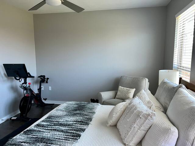 SE Austin 4-bedroom 3.5 bath house w/ pool gallery image 4