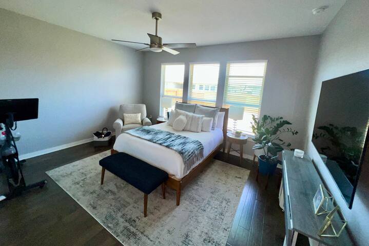 SE Austin 4-bedroom 3.5 bath house w/ pool gallery image 3