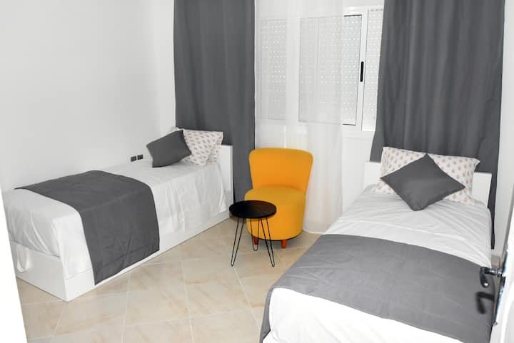 Furahia chumba cha kulala cha pili chenye nafasi kubwa na vitanda viwili pacha na kabati la nguo zako. Fleti hii ya kupangisha huko Tangier kwa siku ni bora kwa makundi au familia zinazotafuta starehe na nafasi.