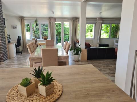 Large bright and air-conditioned house, with Metro.