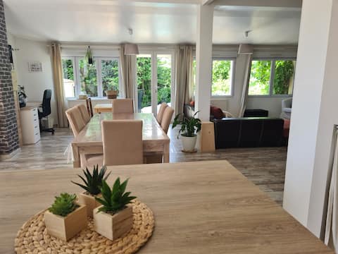 Large bright and air-conditioned house, with Metro.