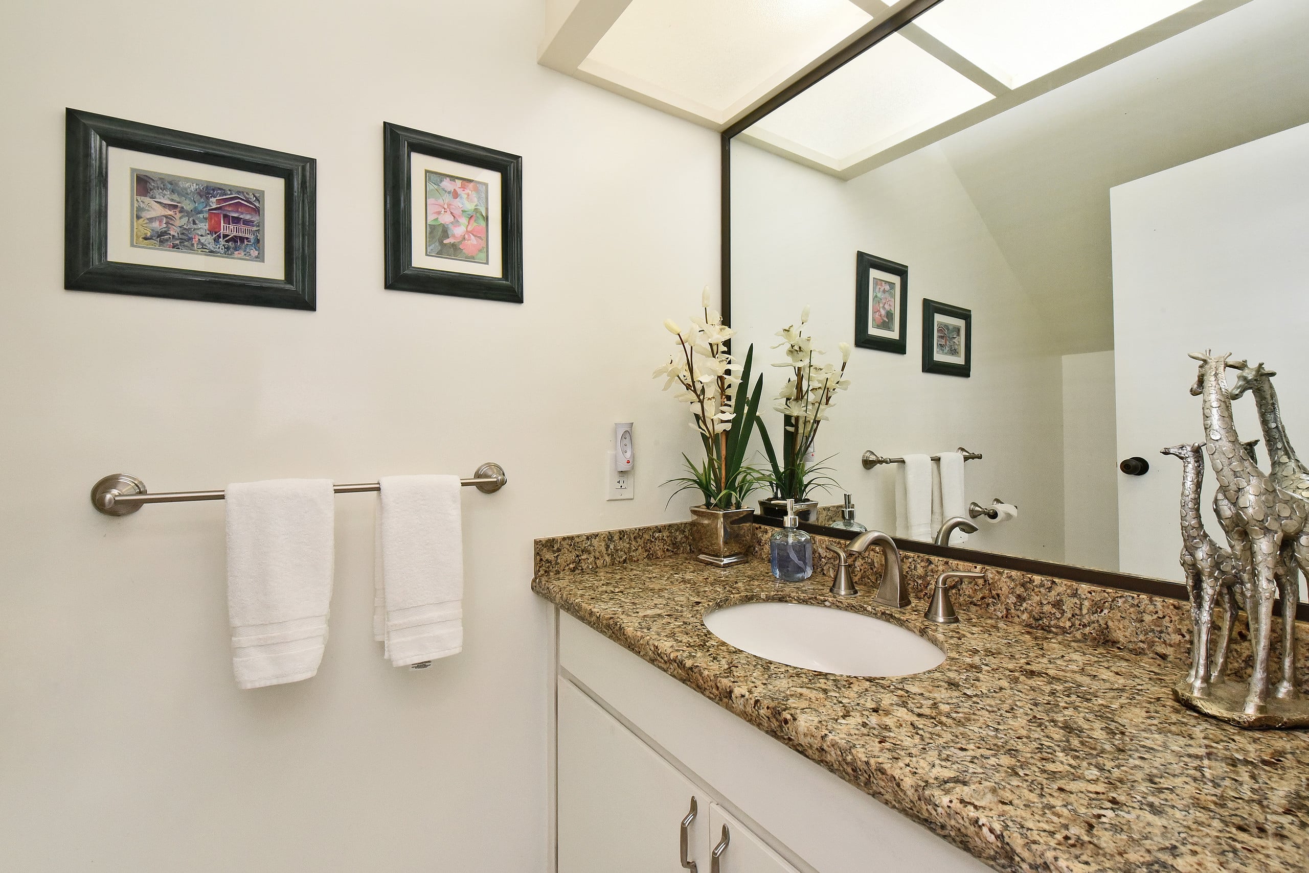 Condo in Lahaina · ★4.85 · 1 bedroom · 4 beds · 1.5 private baths - Image 35