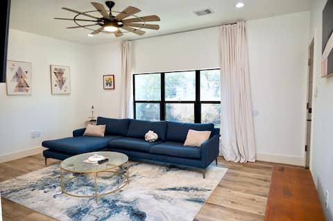 Popular Airbnb listing: Downtown Penthouse: Houston Blue Oasis in Museum Park