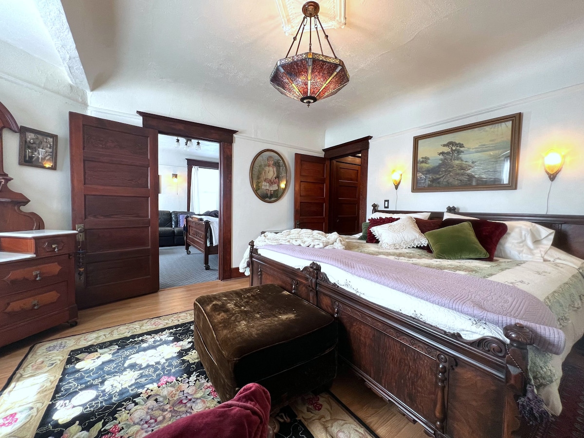 Dormitorio principal con cama tamaño king, TV de alta definición de 50pulgadas con Netflix y Amazon Prime, barra de sonido Bose y vestidor.
