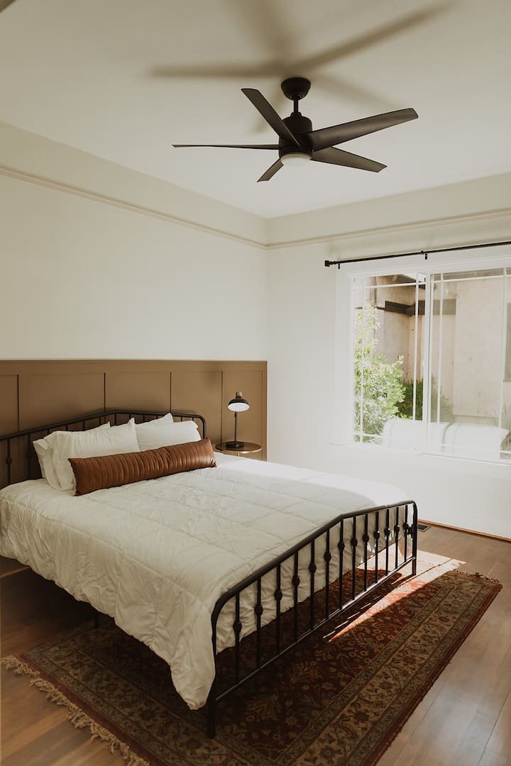 Bienvenue dans la chambre principale, avec un lit King Size et une télévision privée.