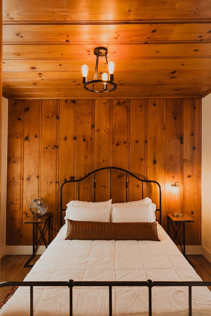 La troisième chambre dispose d'un lit Queen Size, d'une lumière de lecture, d'un ventilateur portable et de fenêtres doubles pour la lumière naturelle.