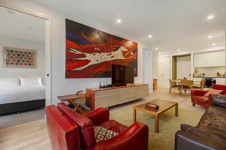 Modern & Eclectic 2 Bed/2 Bathroom - No Carpark - Essendon Fields Airport