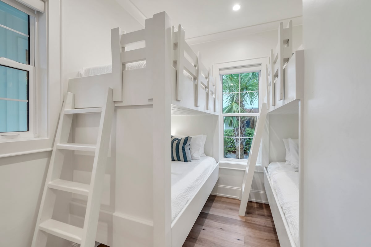 מיטות זוגיות בכניסה הקדמית.