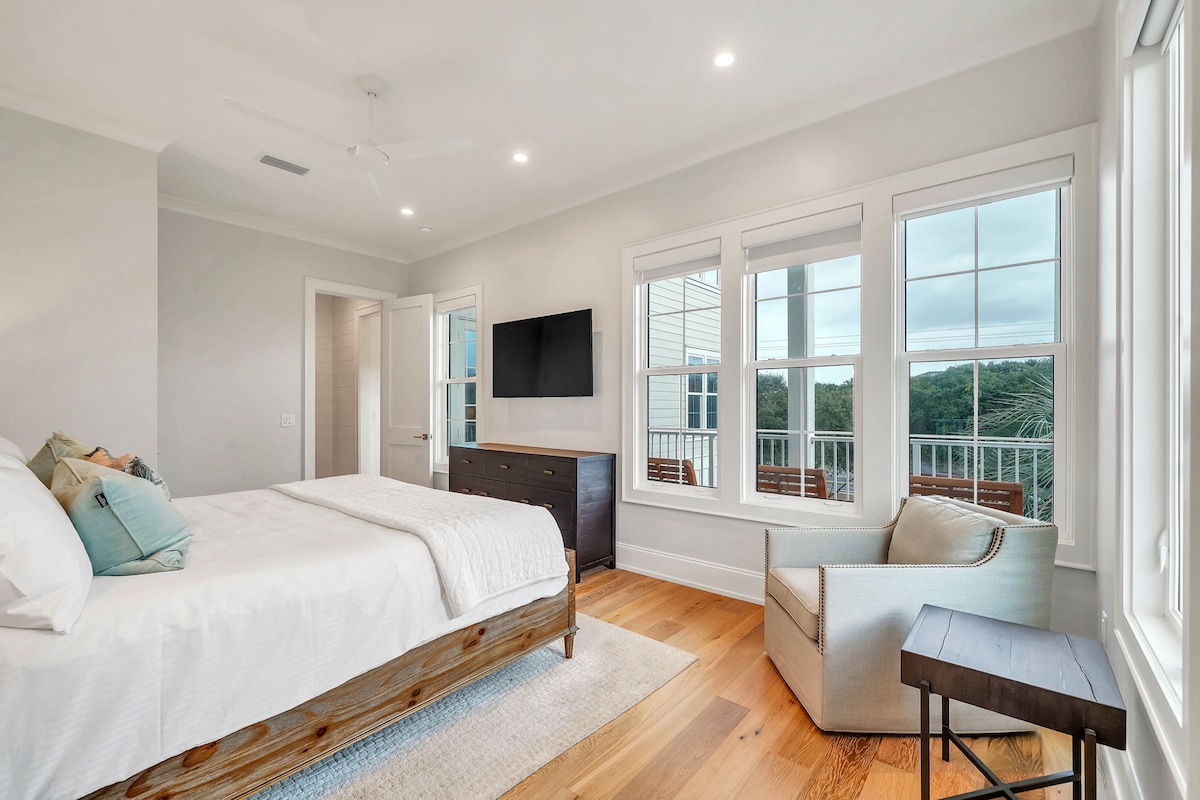 חדר שינה קינג סייז בקומה השנייה מס '4 עם חדר רחצה צמוד ודק.