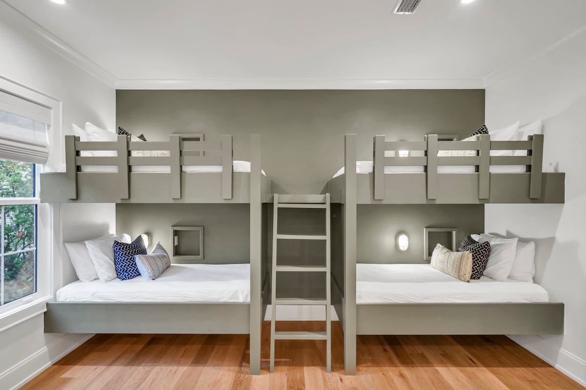 מיטות בקומה השנייה נחיתה.