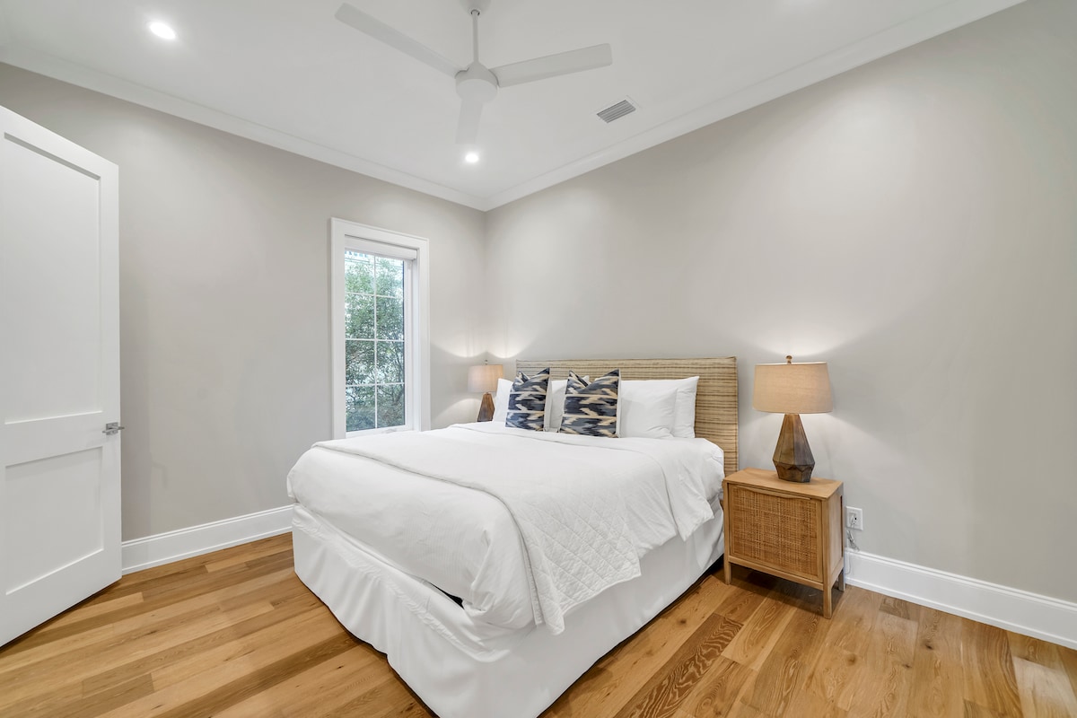 חדר שינה קינג סייז בקומה השנייה מס '3 עם חדר אמבטיה צמוד.