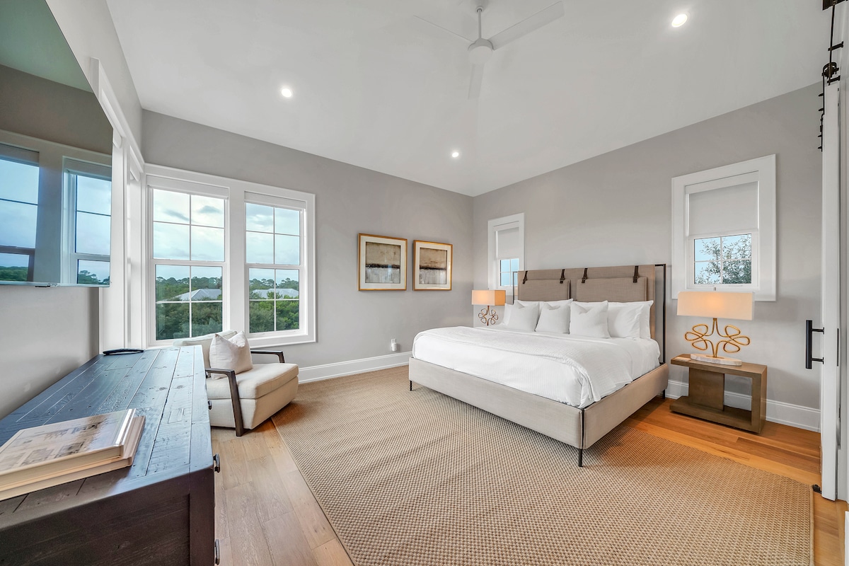 אחת משתי סוויטות קינג סייז, זו ממוקמת בקומה השלישית בצד האחורי של הבית, הרחק מחדר המשפחה.