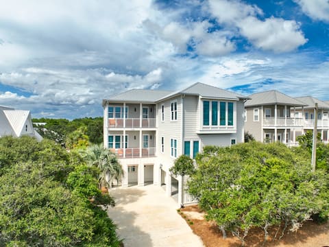 Beautiful ocean views! Pool! Golf cart! 7 Bikes!