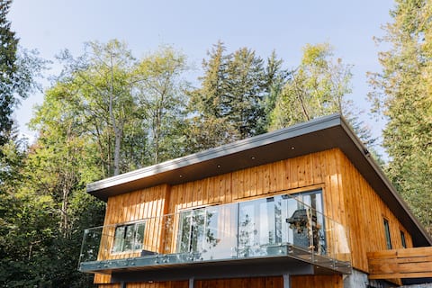 Hummingbird Oceanside Suites: The Modern Cabin