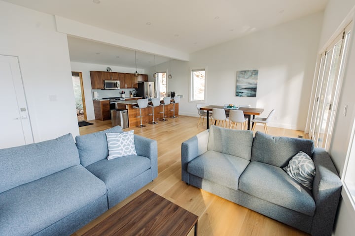 Hummingbird Oceanside Suites: The Modern Cabin - Bowen Island