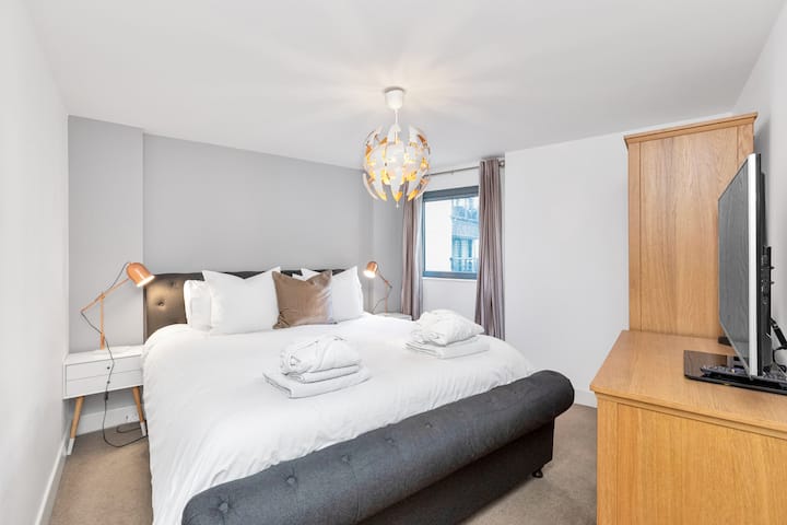 חדר שינה עם מיטה בגודל סופר - קינג