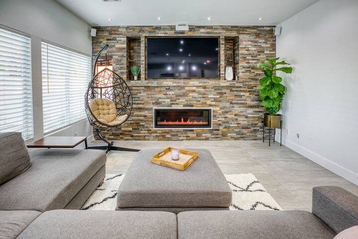 The Juliet: Spacious Pool/Spa House w Strip Views gallery image 3