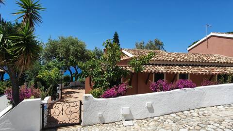 Sea view, private pool and beach : la Dolce Vita!