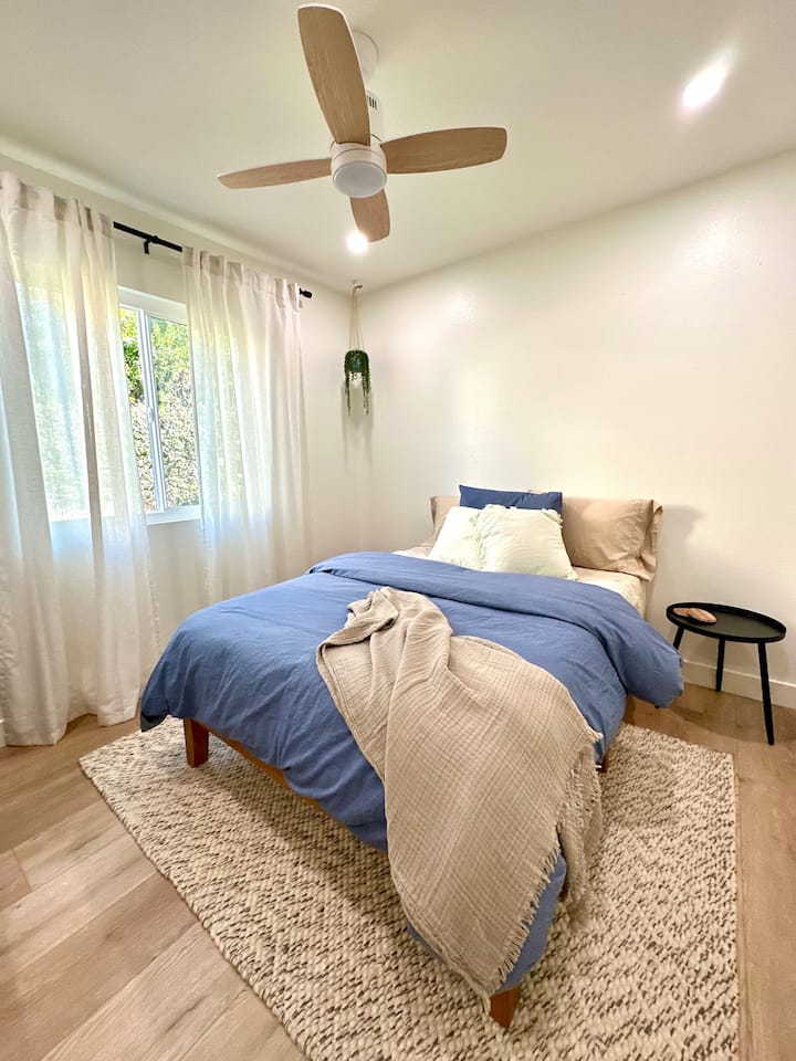 Dormitorio con cama doble.