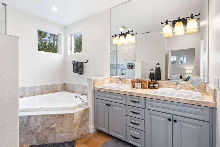 Luxury 5 Star Beach Villa:New Hot Tub, Sleeps 10 gallery image 5