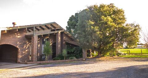 Luxe Ranch - spacious 4 bedroom house on acres