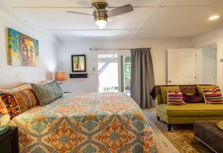 Dormitorio principal de la casa de huéspedes. Esta es una cama tamaño king de California.