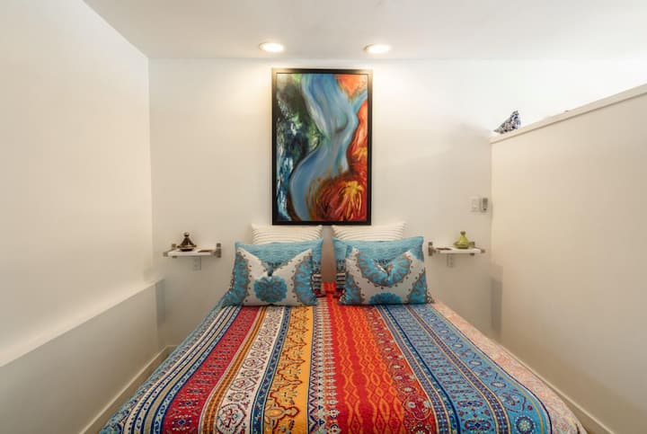 Segundo dormitorio de la casa de huéspedes. Esta es una cama de tamaño completo. Esta habitación tiene una pared de 3/4 que conecta esta habitación con la cocina/comedor. Ten en cuenta que no hay puerta para entrar en este dormitorio.