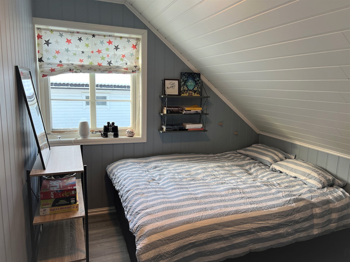 Soba za goste s bračnim krevetom. 