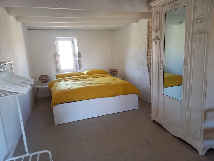 卧室由2个地方和2张儿童床组成