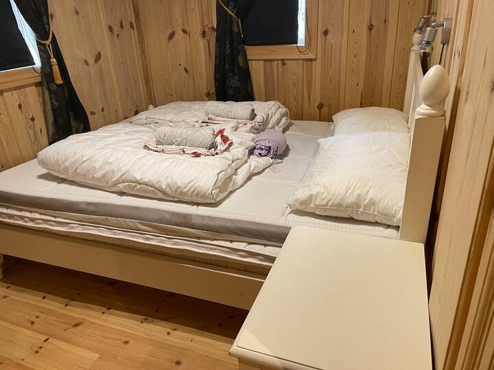 Საძინებელი 2, რომელიც ჩრდილოეთისკენ არის მიმართული 150 სმ საწოლით