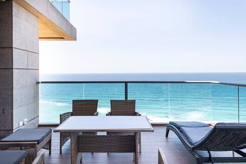 View of the sea and Tel Aviv 3BR Luxe Class