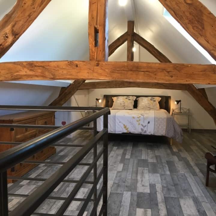 เตียงนอน 160 x 200 ม.
มีชุดเครื่องนอนให้ตู้เสื้อผ้าและเครื่องพกพา