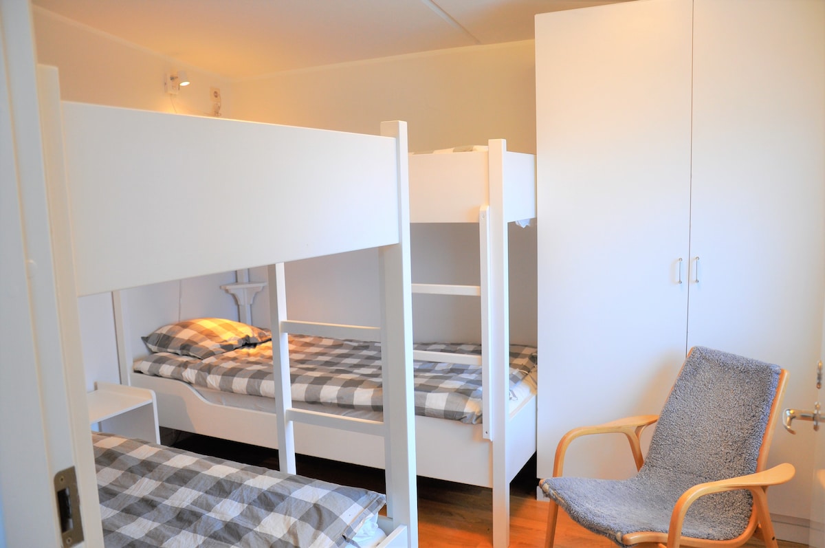 卧室配有两张双层床，宽90厘米，配有弹簧床垫。