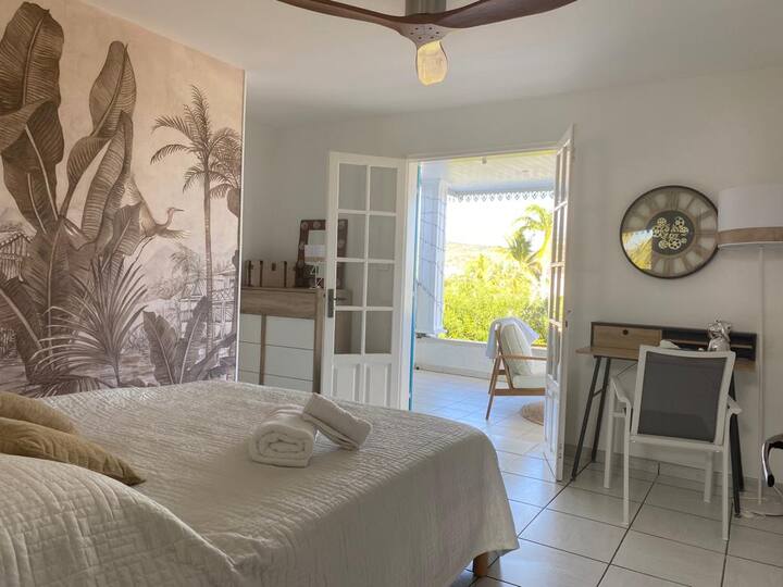 Chambre 3 avec accès terrasse, incluant meuble et petite penderie intégrée