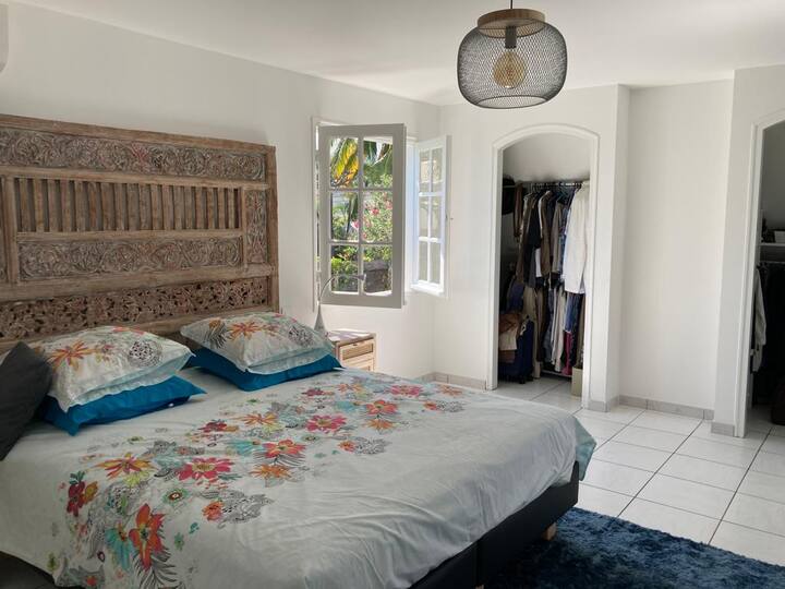 Chambre parentale vue mer avec dressing, et salle de bains attenante