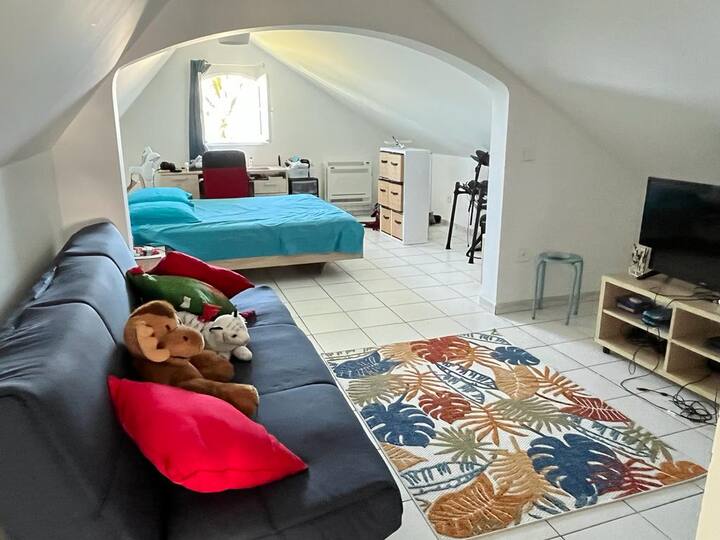 La Chambre 4 Suite avec salle de bain privative au 2ème étage fait toute la longueur de la maison. On y accède par un escalier en bois