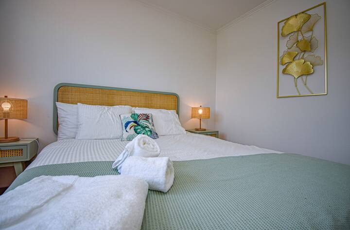 Спалня. С външни пори, което позволява регулиране на интензитета на външната светлина. Електрическото оборудване на климатика, монтиран в стаята, осигурява необходимия комфорт в стаята (студено или горещо).