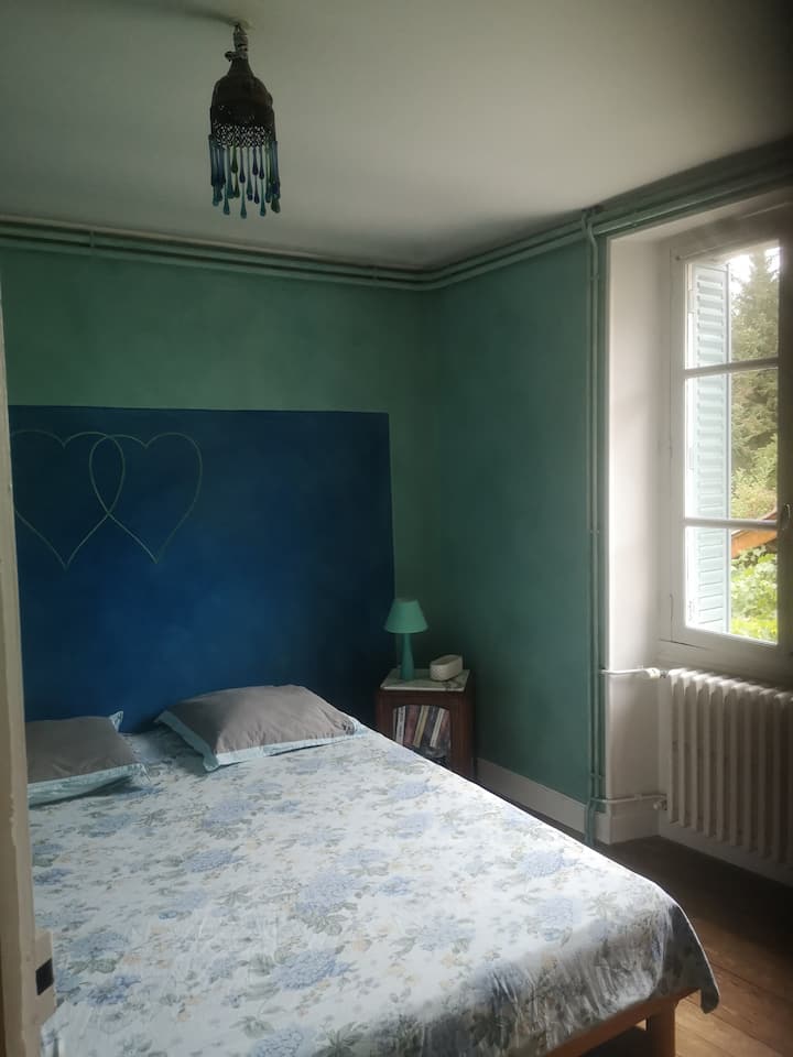 Maison du Fournil: Dhoma blu ndodhet në katin e parë: me një krevat dopio "queen" 160 x 200. Pamje nga kopshti.