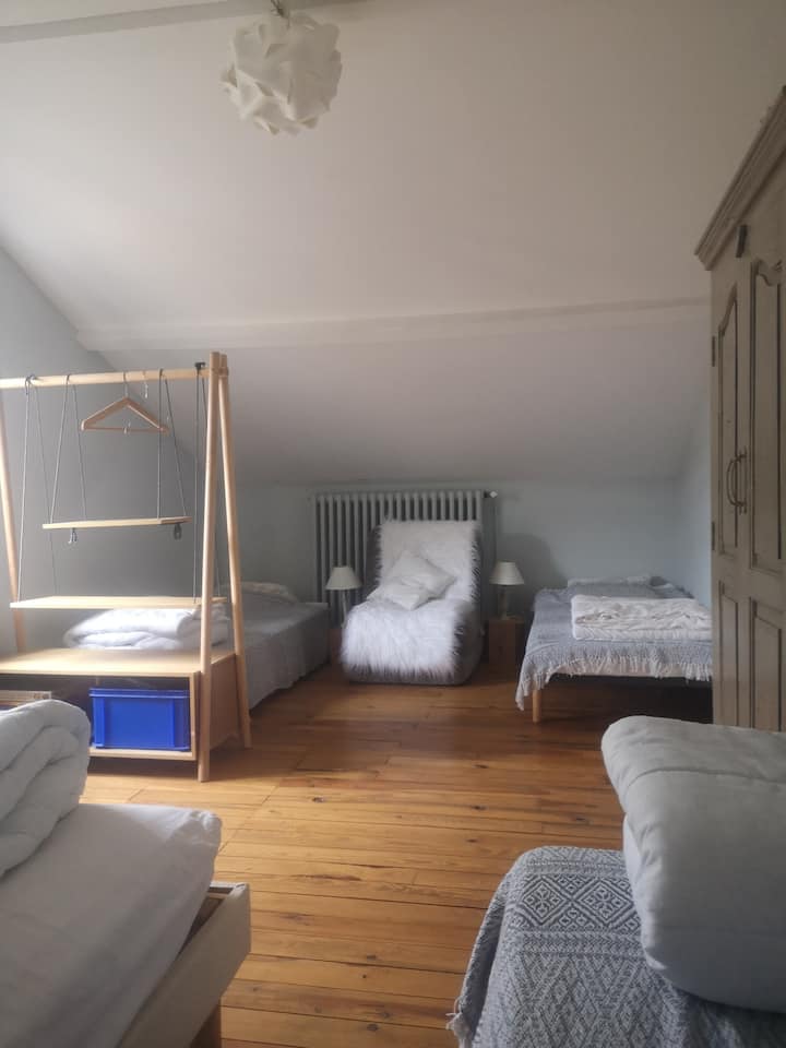 Maison du Fournil: konvikti, në katin e dytë: 5 krevate tek në 90 ose 1 krevat dopio në 180 dhe 3 krevate tek. Pamje e Kishës së Marsakut