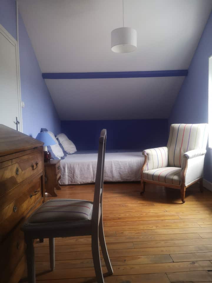 Maison du Fournil: "Chambre d 'Odile" në katin e dytë: 1 krevat 160 x 200 dhe 1 krevat 90 x 180; pamje nga Monts du Forez dhe "Petit Moulin".